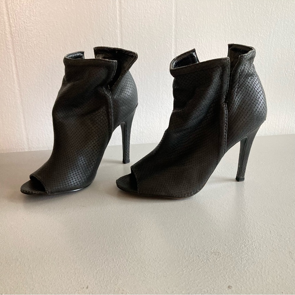 Betsey Johnson Sexy Molded  Ankle Boots Stiletto Heels Reptile Print Leather 8